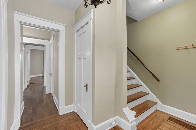 Building Photo - 6 Bed/3 Bath Remodeled Hyde Park Home w/Ce...