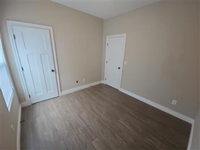 Building Photo - 5519/23 N Edwards Cir