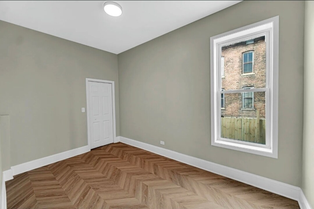 Building Photo - 5626 S Wells St