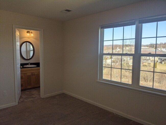 Building Photo - 3 Bedroom Townhouse For Rent in Charming Waynesboro, PA