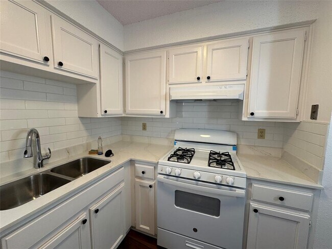 Building Photo - 12900 Hymeadow Dr