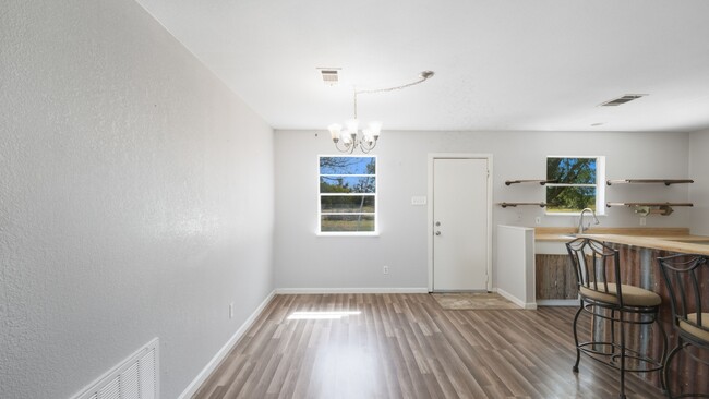 Building Photo - 200 Valley Acres Dr