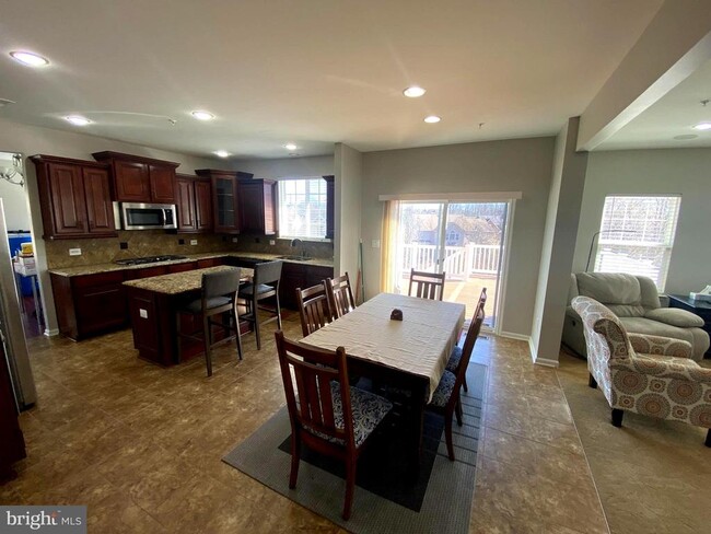 Building Photo - 2716 Lake Forest Dr