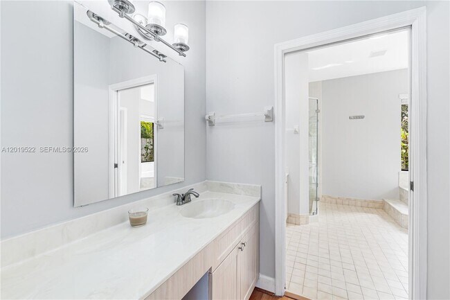 Building Photo - 1256 Manor Dr S