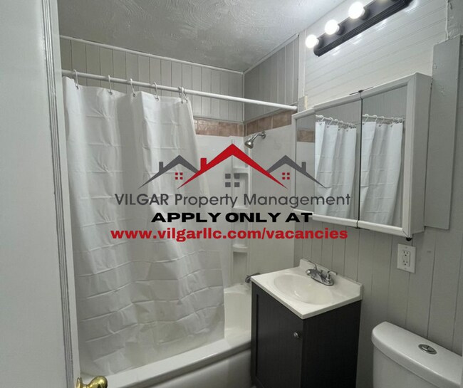 Building Photo - Step into comfort and convenience with this spacious 3-bedroom, 1-bathroom single-family home des...