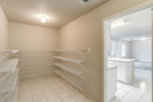 Building Photo - Ready for New Tenants- Large 3 bed, 2.5 bath in West Fort Worth- 76108