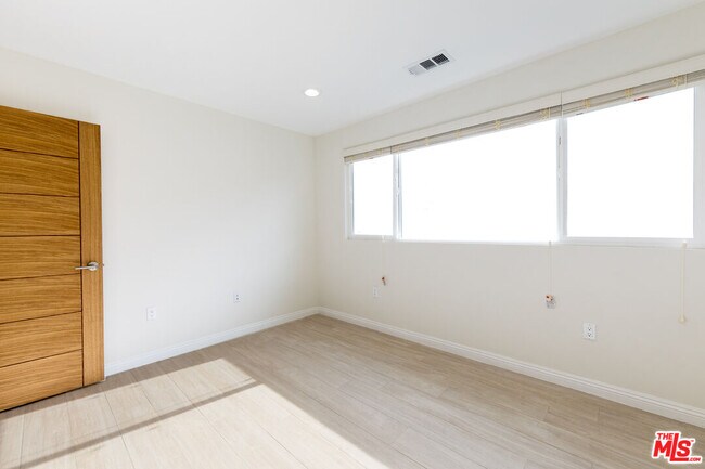 Building Photo - 717 S Westgate Ave