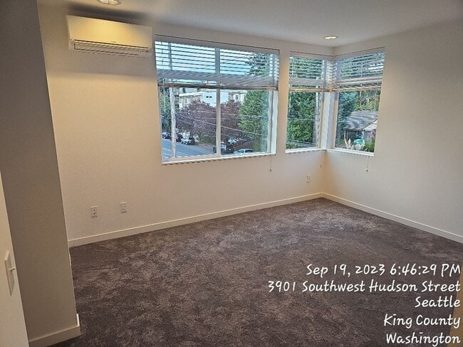 Building Photo - West Seattle townhome - 3 bedroom 3.5 bath...