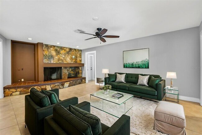 Building Photo - 2111 Paddock Cir