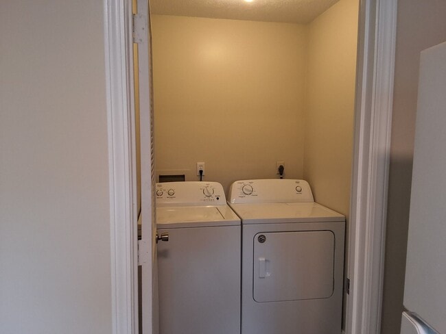 Building Photo - Cozy 2 Bed 1.5 Bath Duplex