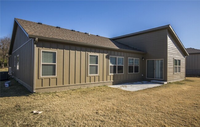 Building Photo - 2629 N Justin Dr