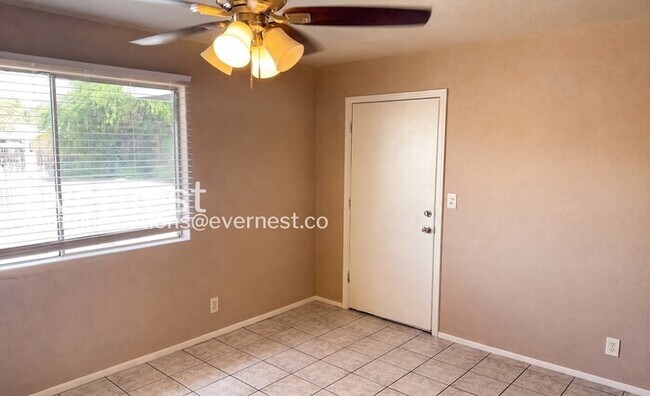 Building Photo - Spacious Townhome with Fenced Yard and Parking  / 1 Bed & 1 Bath / Pet-friendly / Available Now!