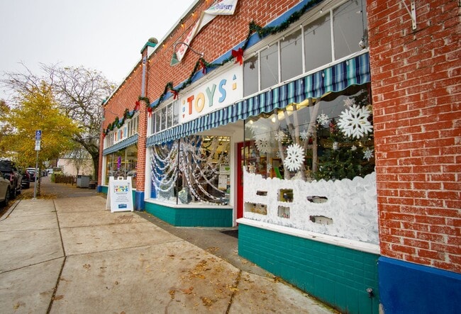 Building Photo - Ground Floor 2 Bdr Close to the Heart of Multnomah Village!