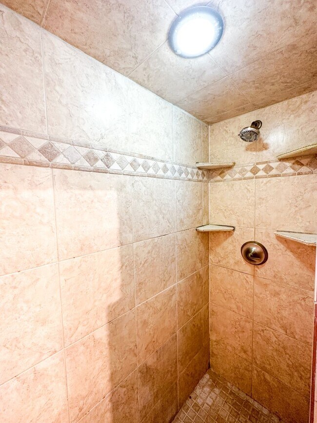 Building Photo - Great 3 Bed & 2 Bath Home in Yukon!