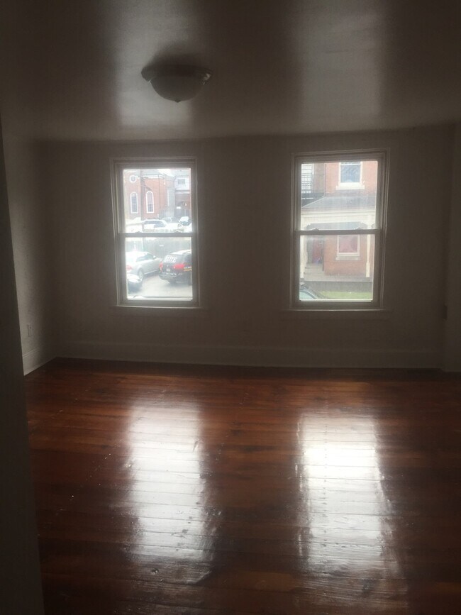 Building Photo - 3 Bedroom House in Downtown York