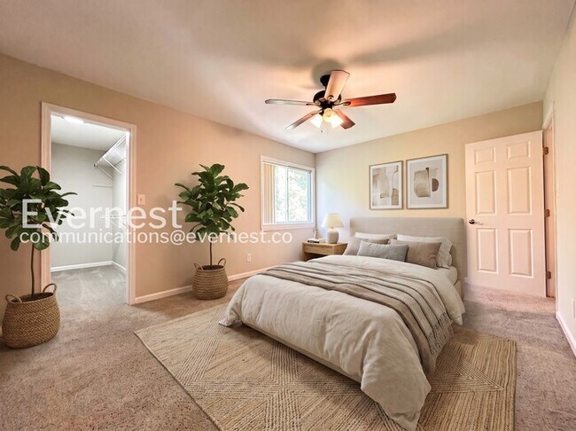 Building Photo - 2 Bed/2.5 Bath Townhome with Off-Street Parking / Available Now!