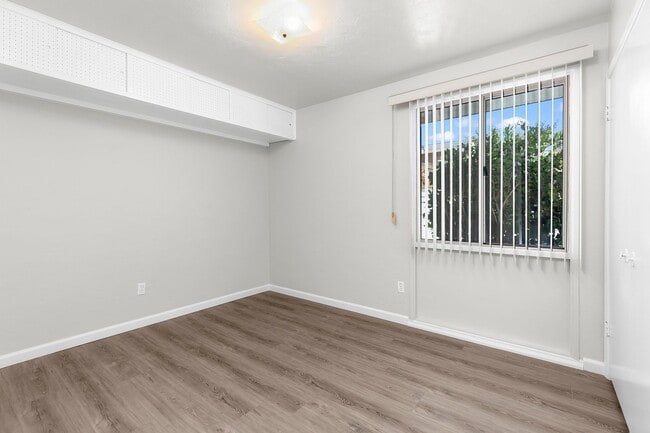 Building Photo - 4 Bedroom Home in Bay Park with Office and...