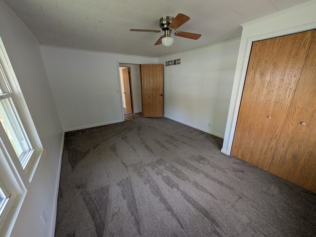 Building Photo - 415 S Silverleaf St