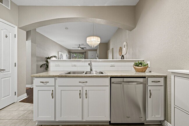 Building Photo - Charming & Updated Unit in Prime Denver Location