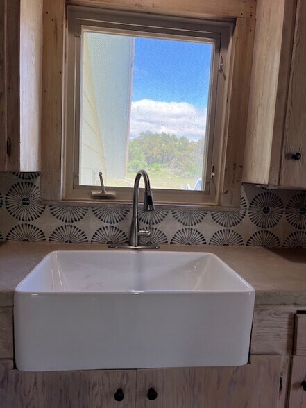 Farm style sink - 9900 E State Highway 71