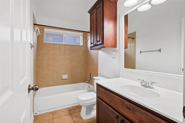 Building Photo - 2811 Checker Dr