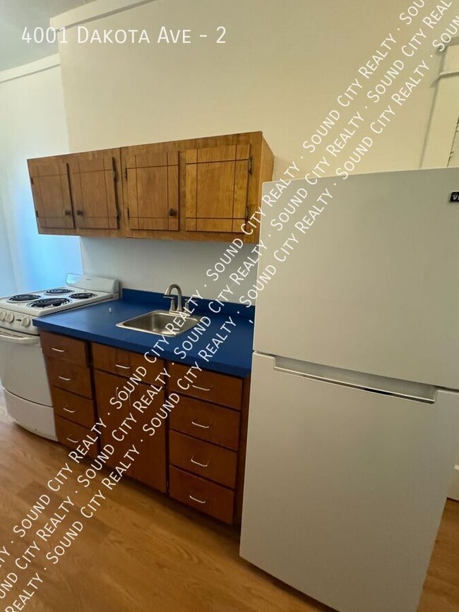 Building Photo - 1 bed/1 bath unit in triplex located in th...