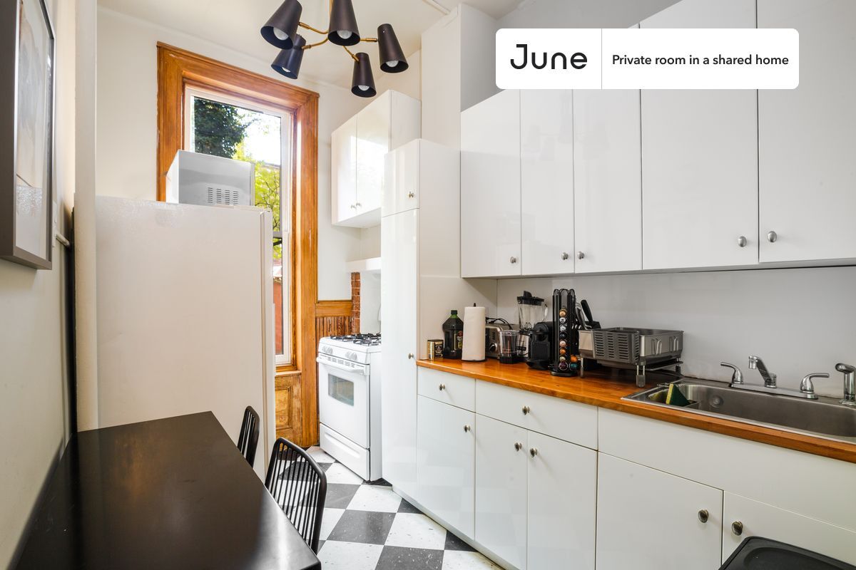 Building Photo - Room in Shared 4 bed/1 bath home