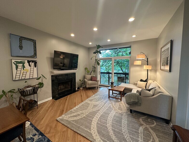 Living Area - 1464 W Grace St