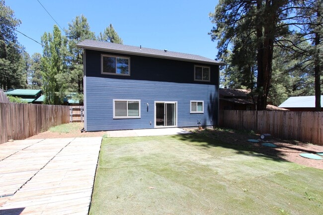 Building Photo - 3BR Home in Mountainaire | Open Layout + Fenced Yard