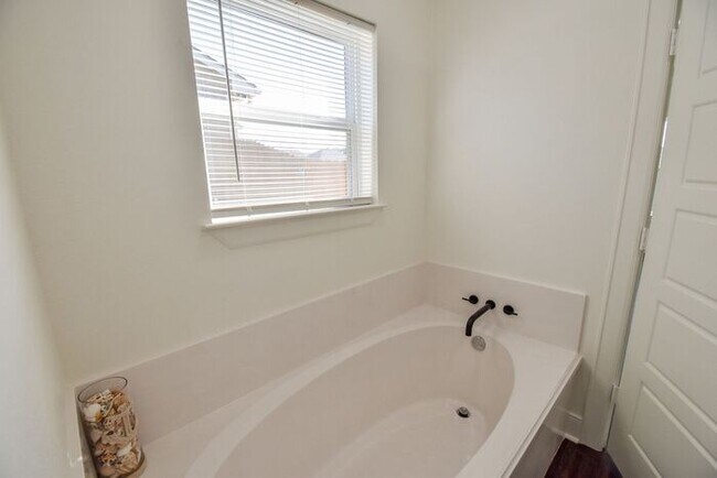 Building Photo - Tour Today! Stunning 4 Bedroom 2 Bath in W...