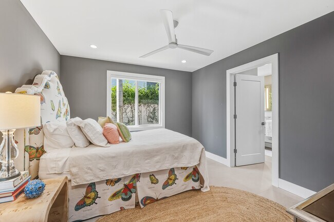 Building Photo - 165 1st St E