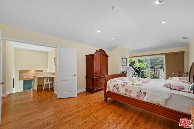 Building Photo - 682 Palisades Dr