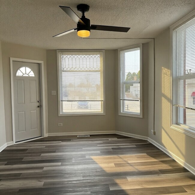 Building Photo - 212 E Calhoun St