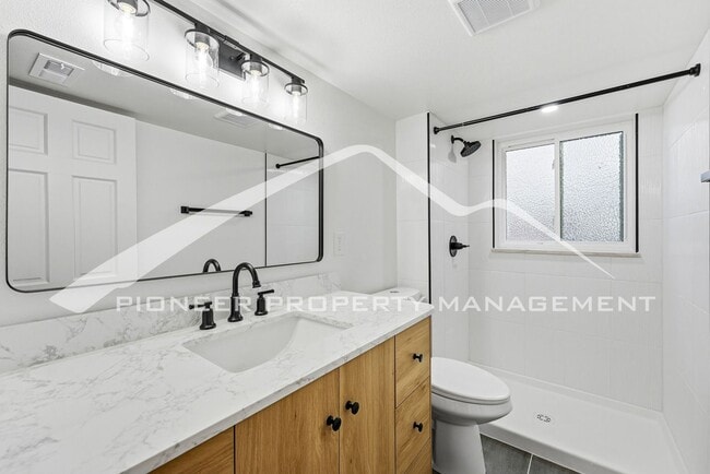 Building Photo - Gorgeous Home with Central AC and Fenced Yard