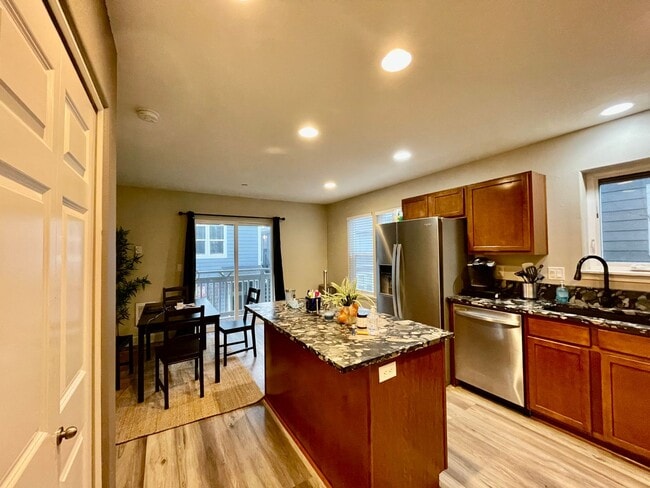 Building Photo - Incredible SE Hazelwood 2 Bedroom + 1 Bathroom Condo w/ included Garage and Washer & Dryer!!