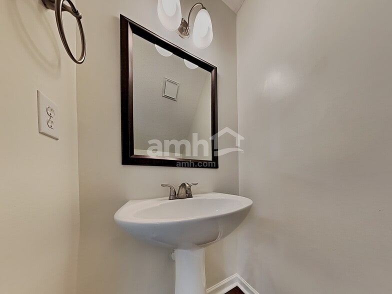 Building Photo - 119 Macallan Ct