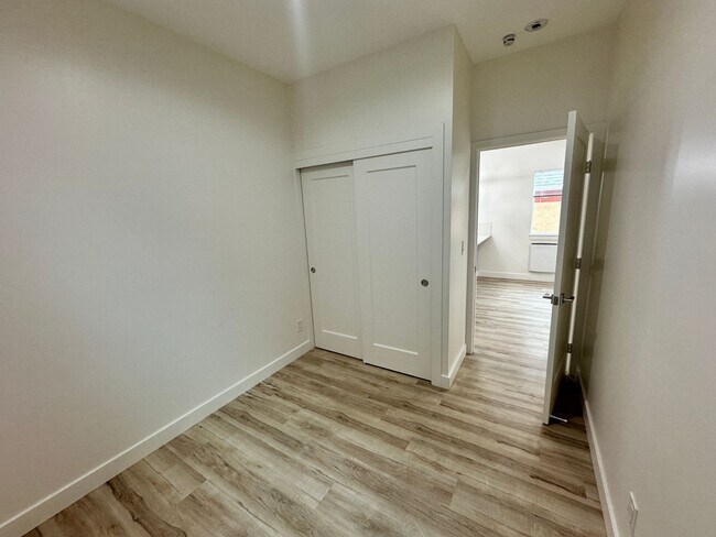 Building Photo - 1464