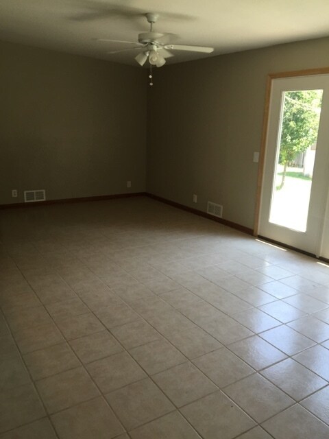 Building Photo - 3 bedrooms 2 bathrooms 1 car carport