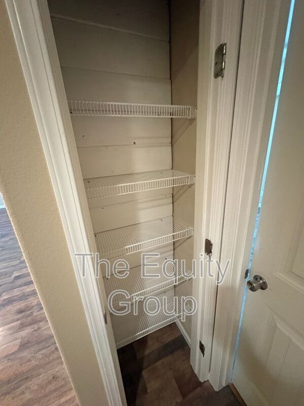 Building Photo - 3316 W Wren Ave