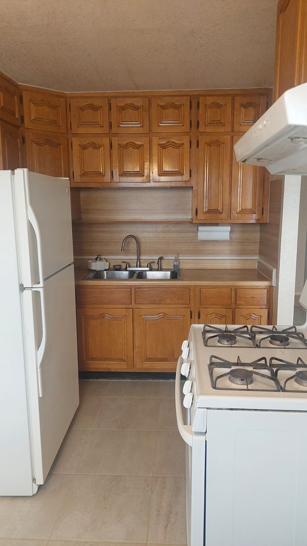 Building Photo - 4 bedroom 2 bathroom home ready now!!!!