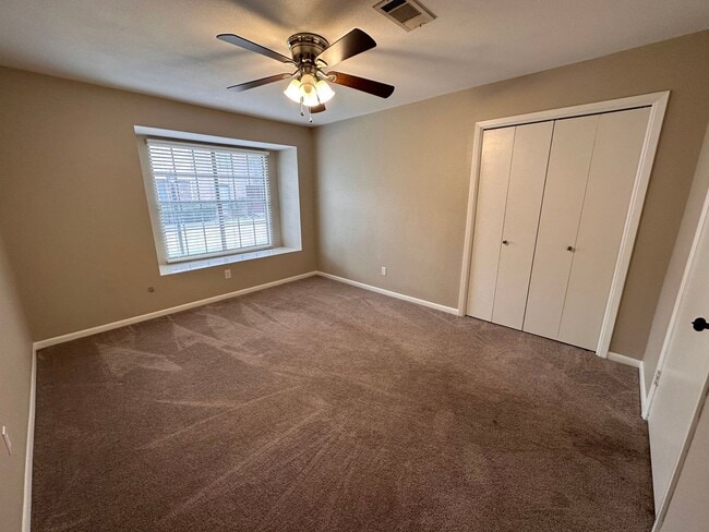 Building Photo - 424 Longmeadow Dr