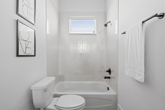 Building Photo - 5207 Pine Tree Dr