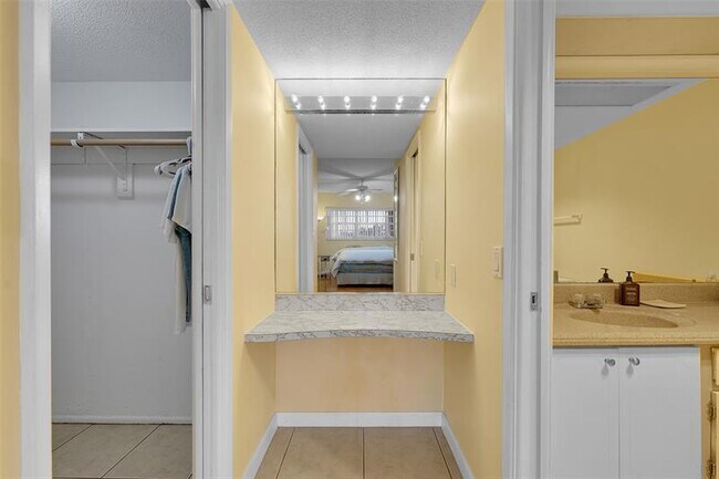 Building Photo - 3150 N Palm Aire Dr