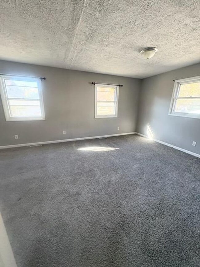 Building Photo - Split Level 4 Bedroom