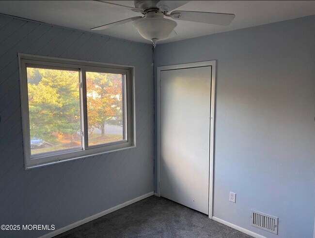 Building Photo - 185 Clubhouse Dr