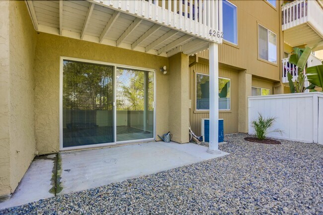 Building Photo - 2 Bedroom Oceanside Condo, with Private Ya...