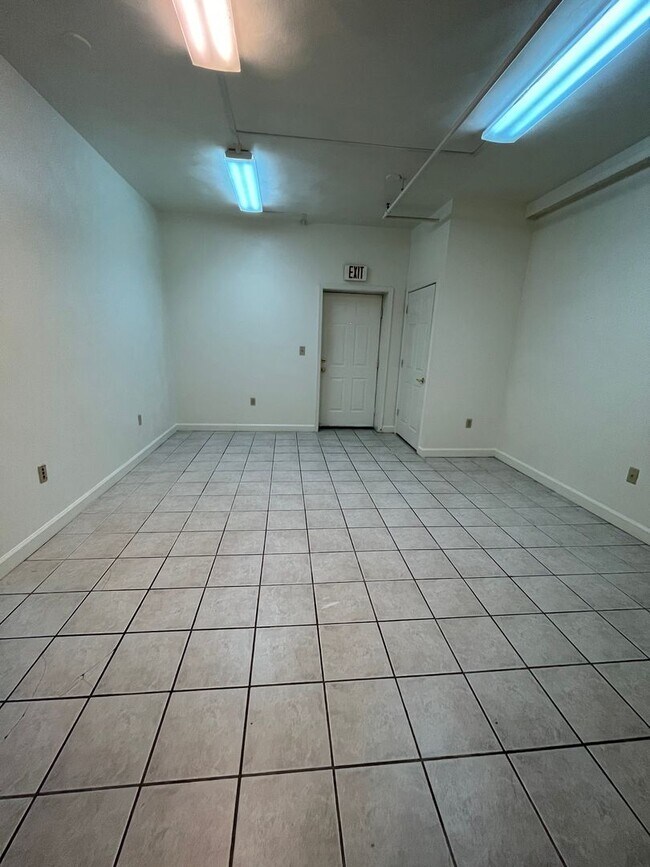 Building Photo - Prime location 2 Bedroom 1 Bath with Den Downtown