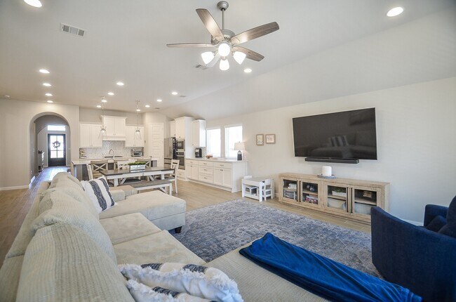 Building Photo - 30247 Gold Finch Pl