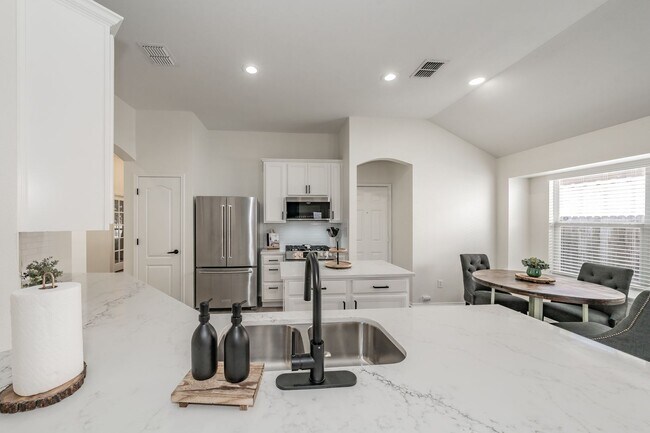 Building Photo - 3bed/2bath Cozy Chic with Backyard Oasis