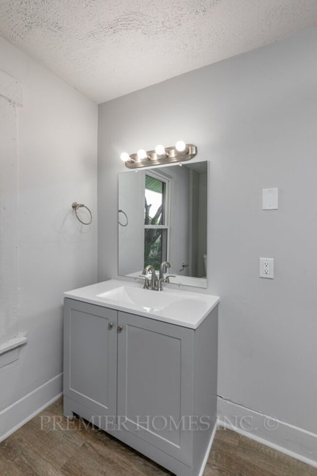 Building Photo - 3 Bed Home with Private Parking & Yard – $1,495/mo